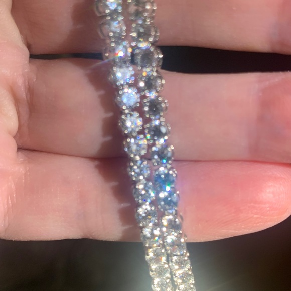 Absolutely stunning tennis necklace, extremely high quality sparkly stones.Must!